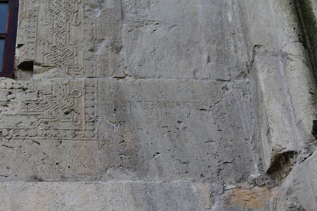 წარწერა ტაძრის კედელზე